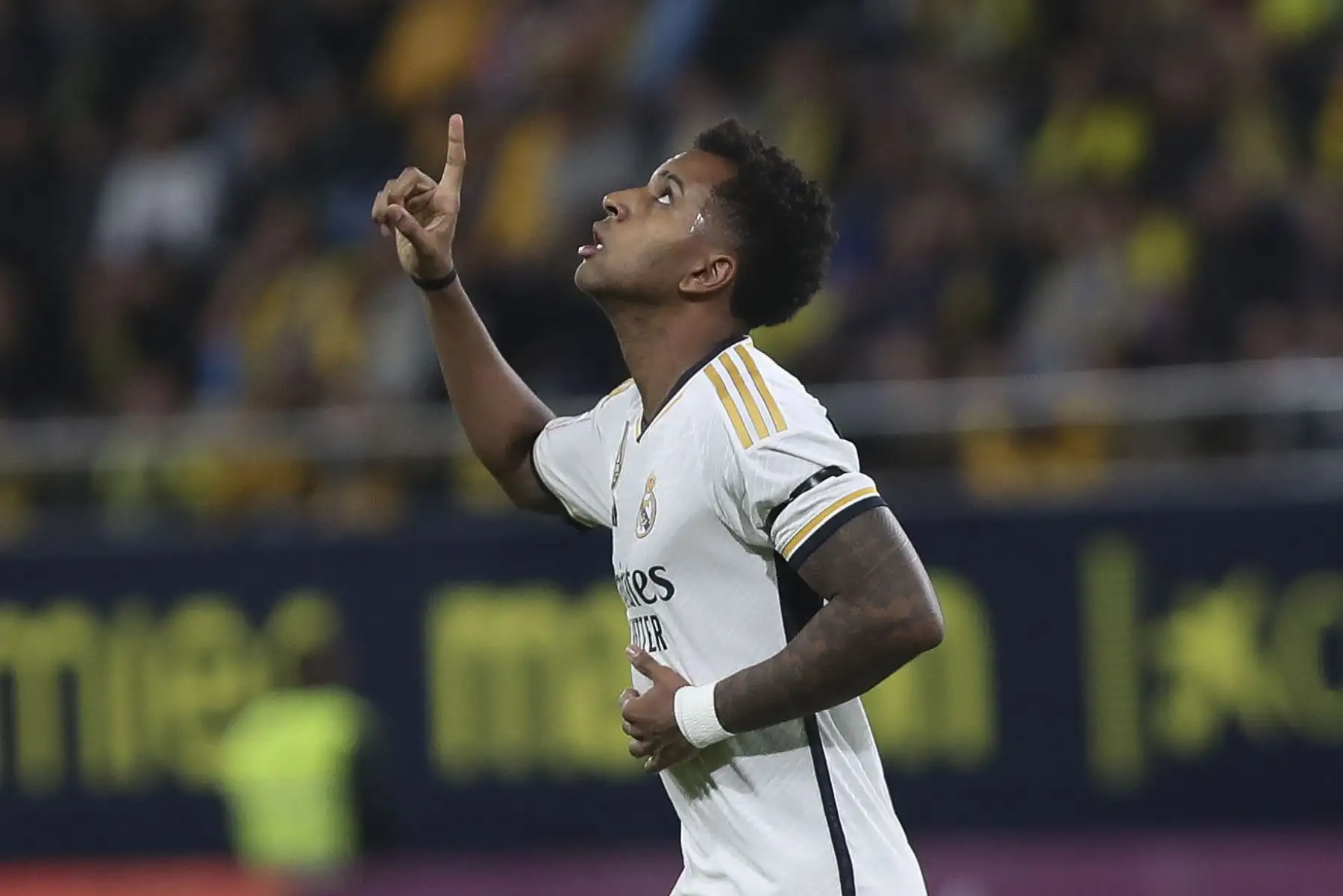 El delantero brasileño del Real Madrid, Rodrygo Goes celebra su gol, el primero del equipo blanco ante el Cádiz CF, durante el partido de la jornada 14 de LaLiga que enfrenta al Cádiz CF y el Real Madrid en el Estadio Nuevo Mirandilla.
Foto: EFE