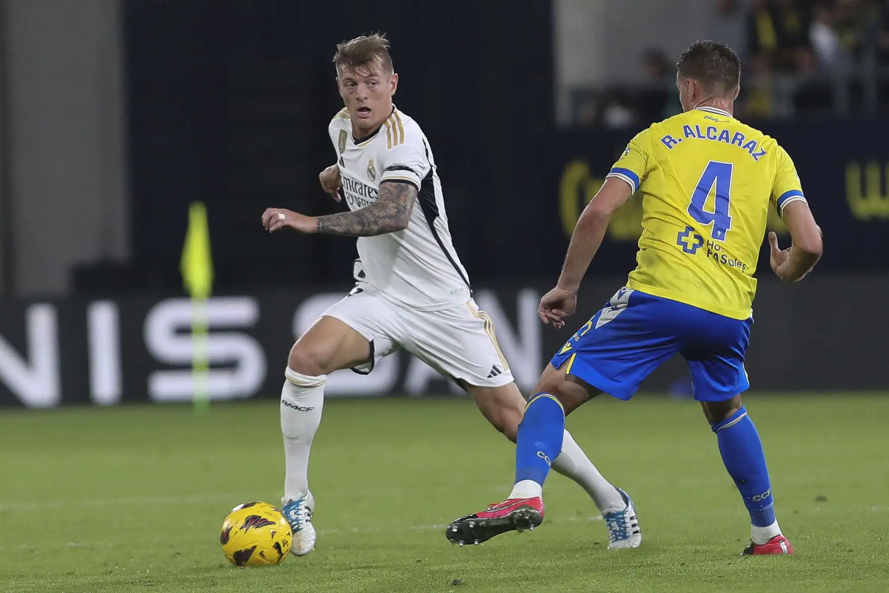 El centrocampista alemán del Real Madrid, Toni Kroos intenta superar a Raúl Alcaraz, centrocampista del Cádiz CF, durante el partido de la jornada 14 de LaLiga que enfrenta al Cádiz CF y el Real Madrid  en el Estadio Nuevo Mirandilla.
Foto:  EFE