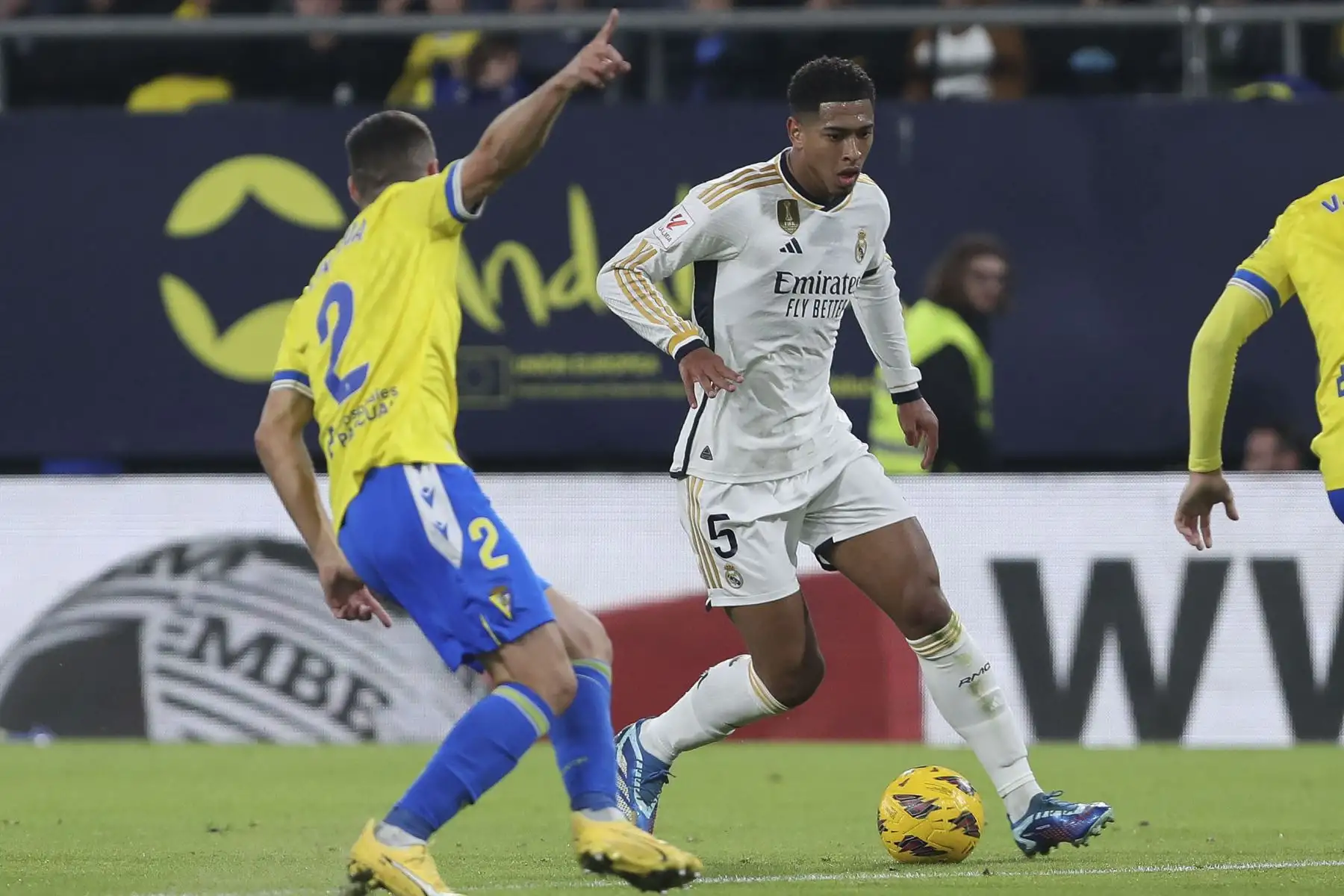 El centrocampista inglés del Real Madrid, Jude Bellingham  se escapa de Joseba Zaldua , defensa del Cádiz CF, durante el partido de la jornada 14 de LaLiga que enfrenta al Cádiz CF y el Real Madrid en el Estadio Nuevo Mirandilla. 
Foto: EFE