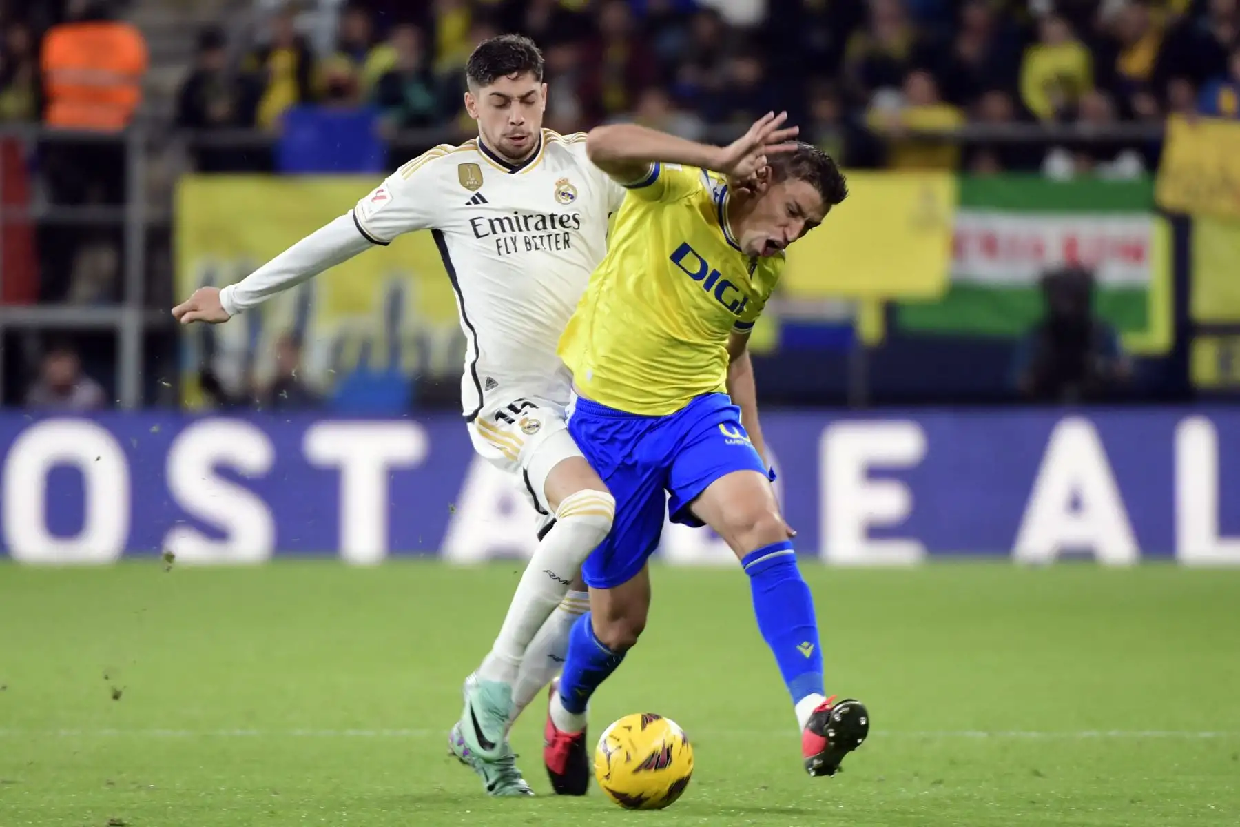 El centrocampista uruguayo del Real Madrid, Federico Valverde  lucha por el balón con el centrocampista español del Cádiz Rubén Alcaraz durante el partido de fútbol de la liga española entre el Cádiz CF y el Real Madrid CF en el estadio Nuevo Mirandilla de Cádiz.
Foto: AFP