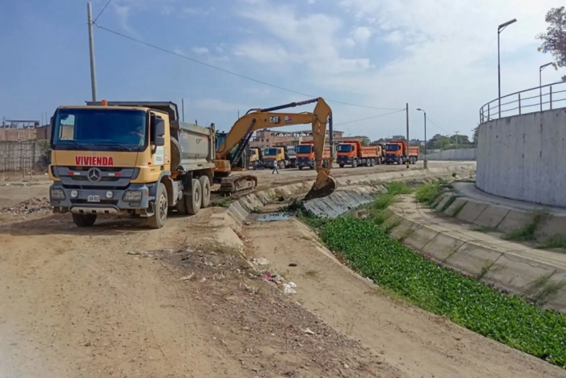 Se tiene previsto retirar más de 31 mil metros cúbicos de material excedente como barro, maleza y residuos sólidos, etc. del cauce del canal.