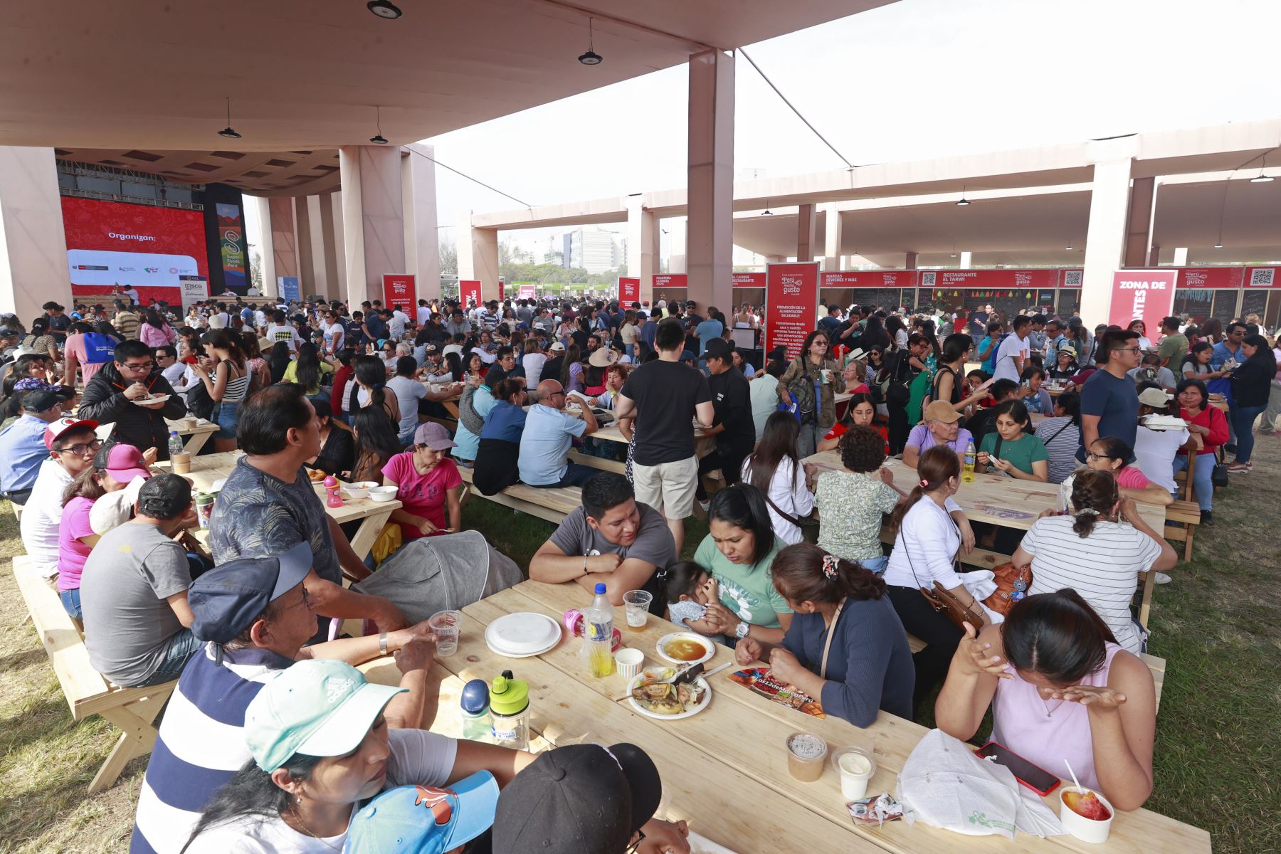 Cientos de personas de todas las edades asistieron al ultimo día de la feria gastronómica Perú Mucho Gusto Lima 2023, en Jockey Club del Perú en Surco. Foto: ANDINA/Vidal Tarqui