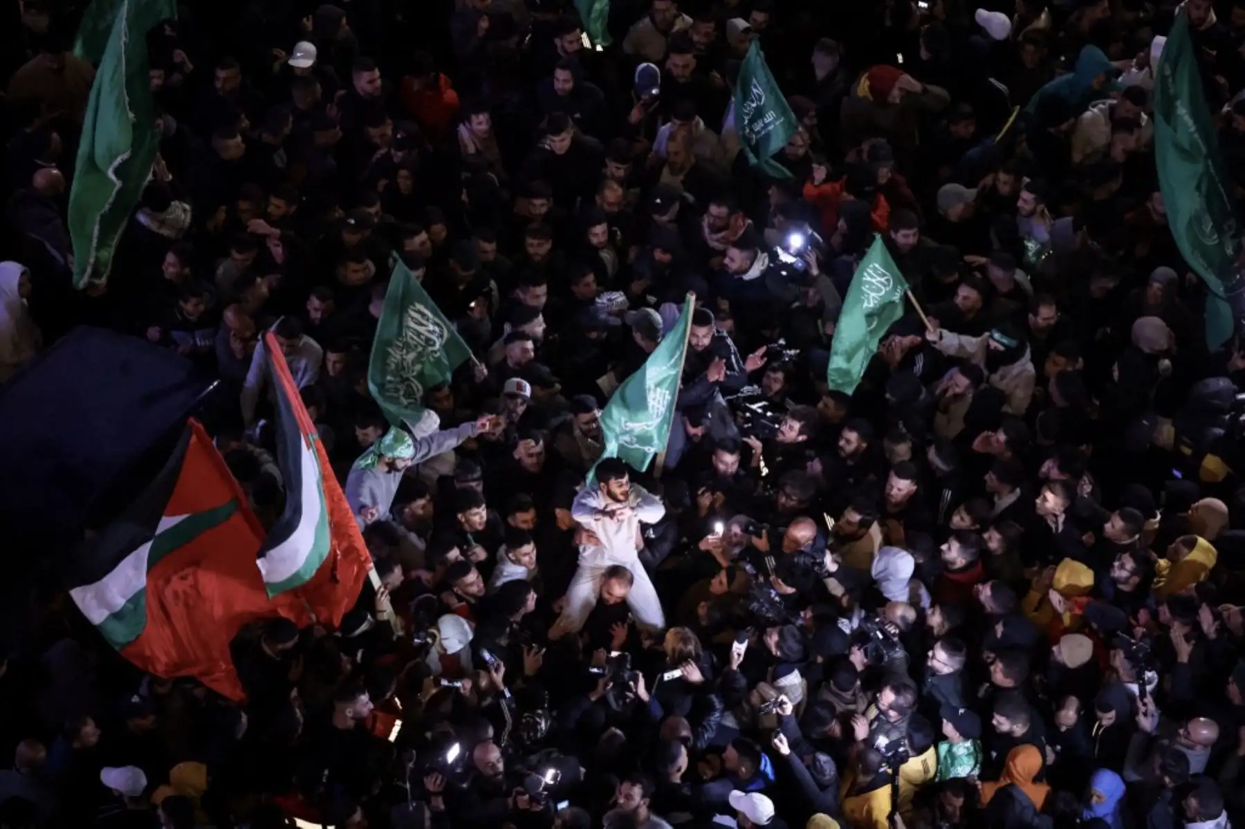 Prisioneros palestinos son recibidos por una multitud después de ser liberados de las cárceles israelíes a cambio de rehenes liberados por Hamás de la Franja de Gaza. Foto: AFP