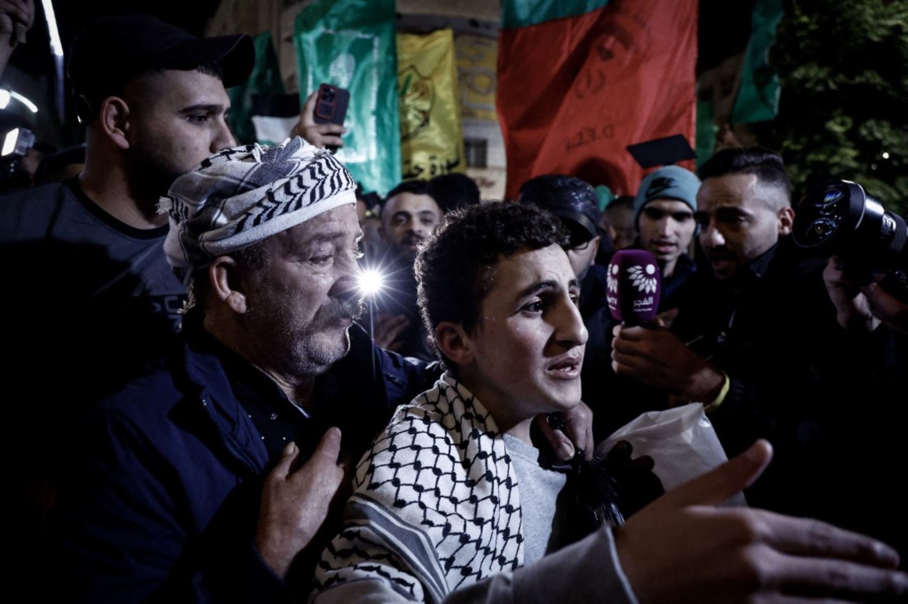 Prisioneros palestinos son recibidos por una multitud después de ser liberados de las cárceles israelíes a cambio de rehenes liberados por Hamás de la Franja de Gaza. Foto: AFP