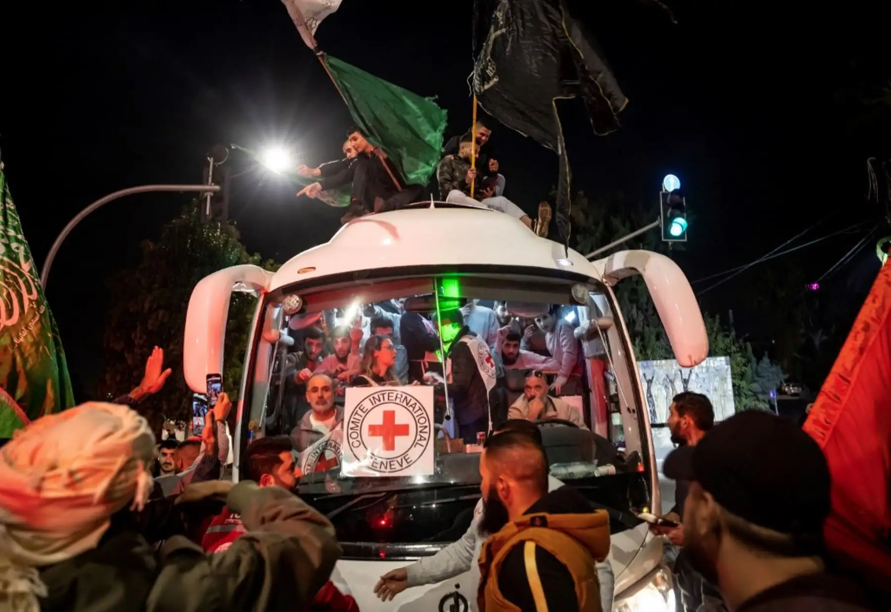 Prisioneros palestinos son recibidos por una multitud después de ser liberados de las cárceles israelíes a cambio de rehenes liberados por Hamás de la Franja de Gaza. Foto: AFP