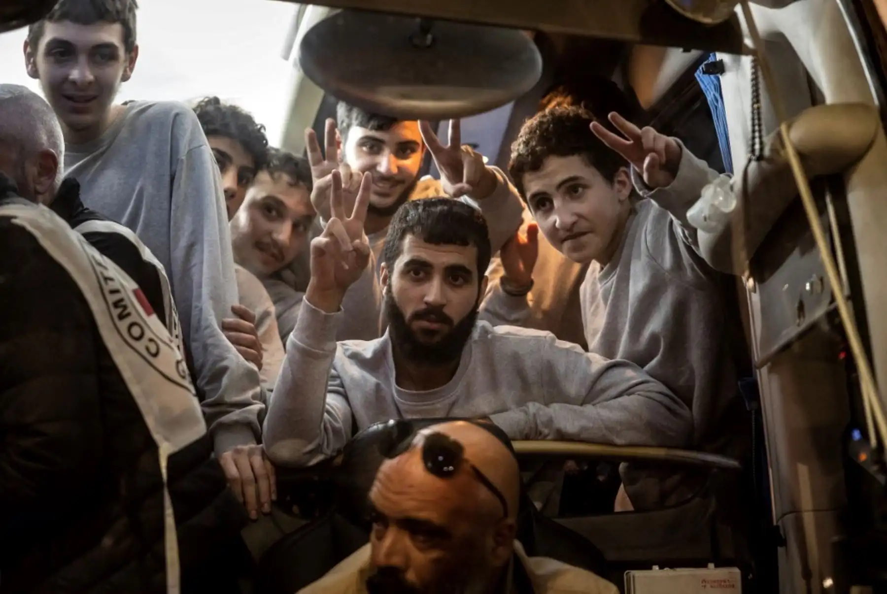 Prisioneros palestinos son recibidos por una multitud después de ser liberados de las cárceles israelíes a cambio de rehenes liberados por Hamás de la Franja de Gaza. Foto: AFP