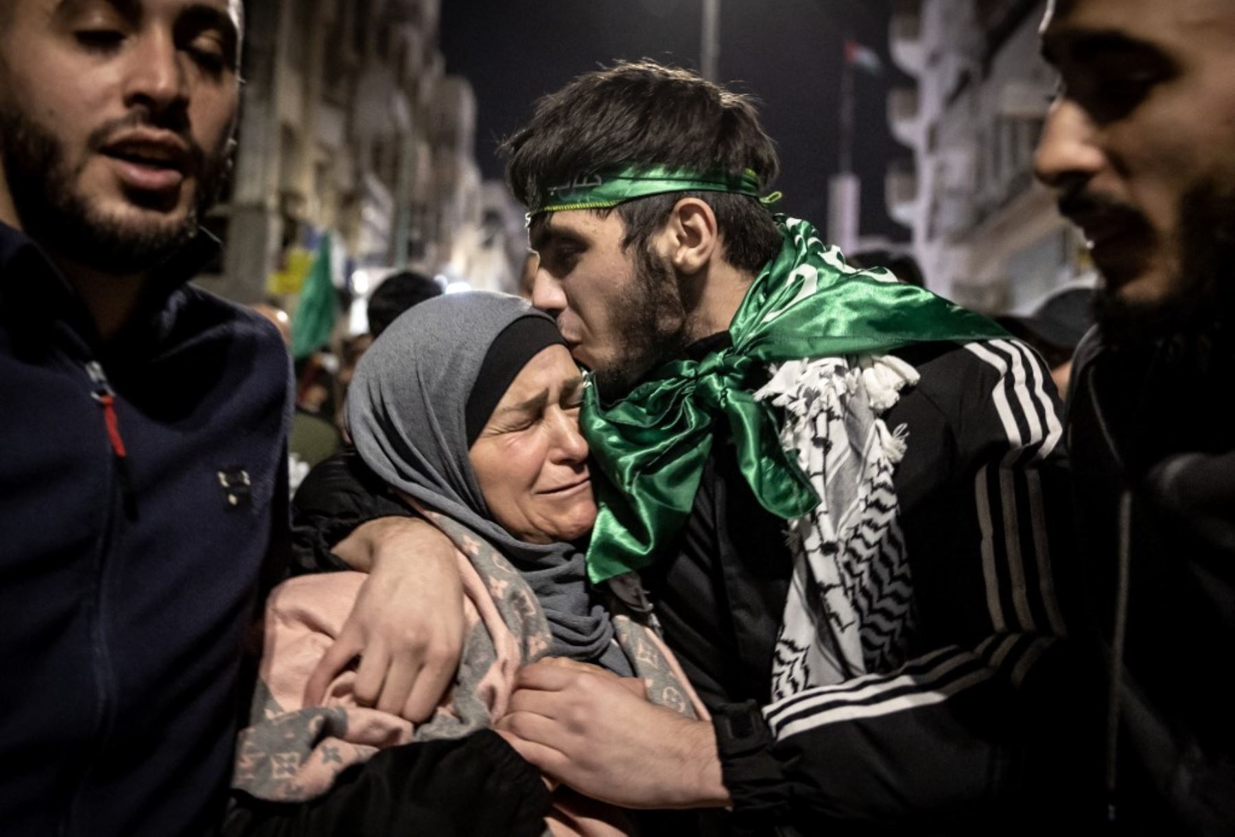 Un prisionero palestino es recibido por su madre, después de ser liberados de las cárceles israelíes a cambio de rehenes liberados por Hamás de la Franja de Gaza. Foto: AFP