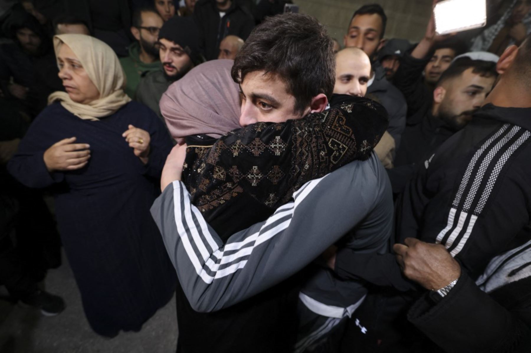 Un prisionero palestino es recibido por familia, después de ser liberados de las cárceles israelíes a cambio de rehenes liberados por Hamás de la Franja de Gaza. Foto: AFP