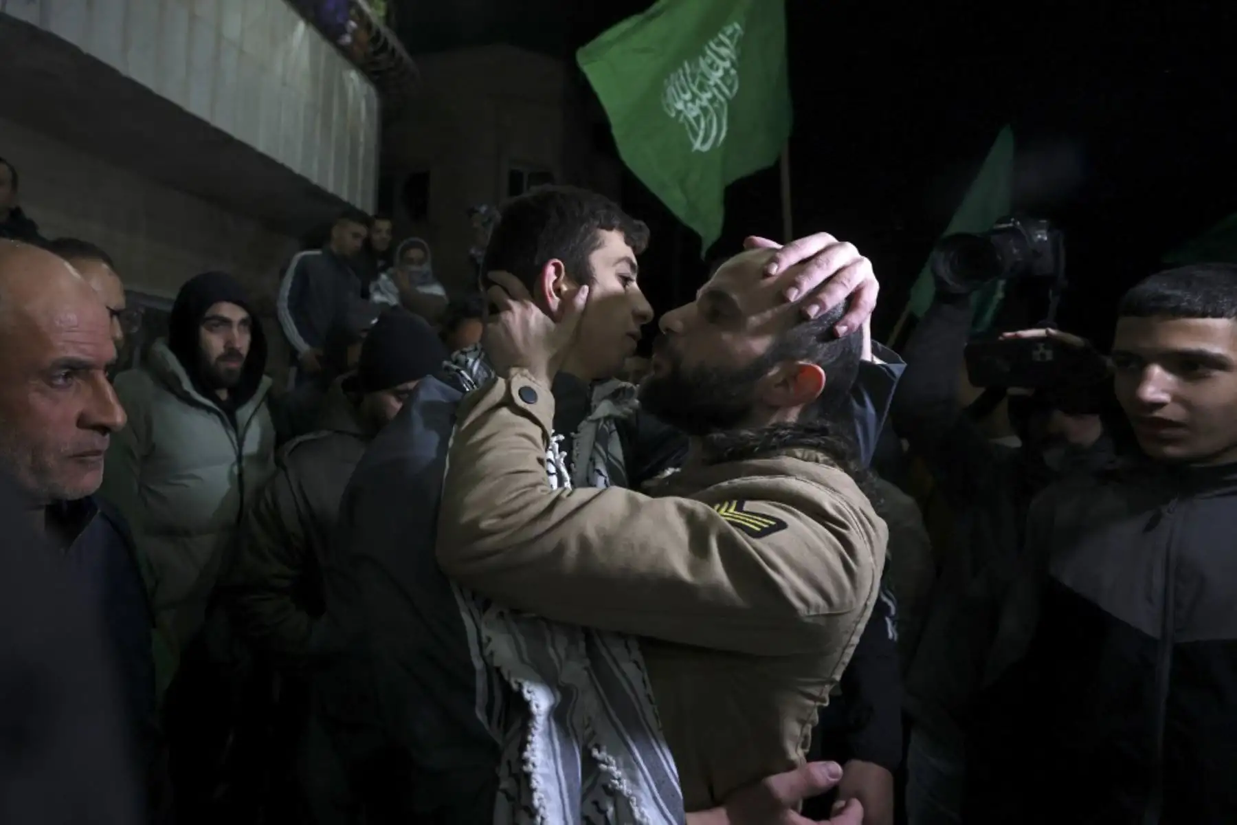 Un prisionero palestino es recibido por familia, después de ser liberados de las cárceles israelíes a cambio de rehenes liberados por Hamás de la Franja de Gaza. Foto: AFP