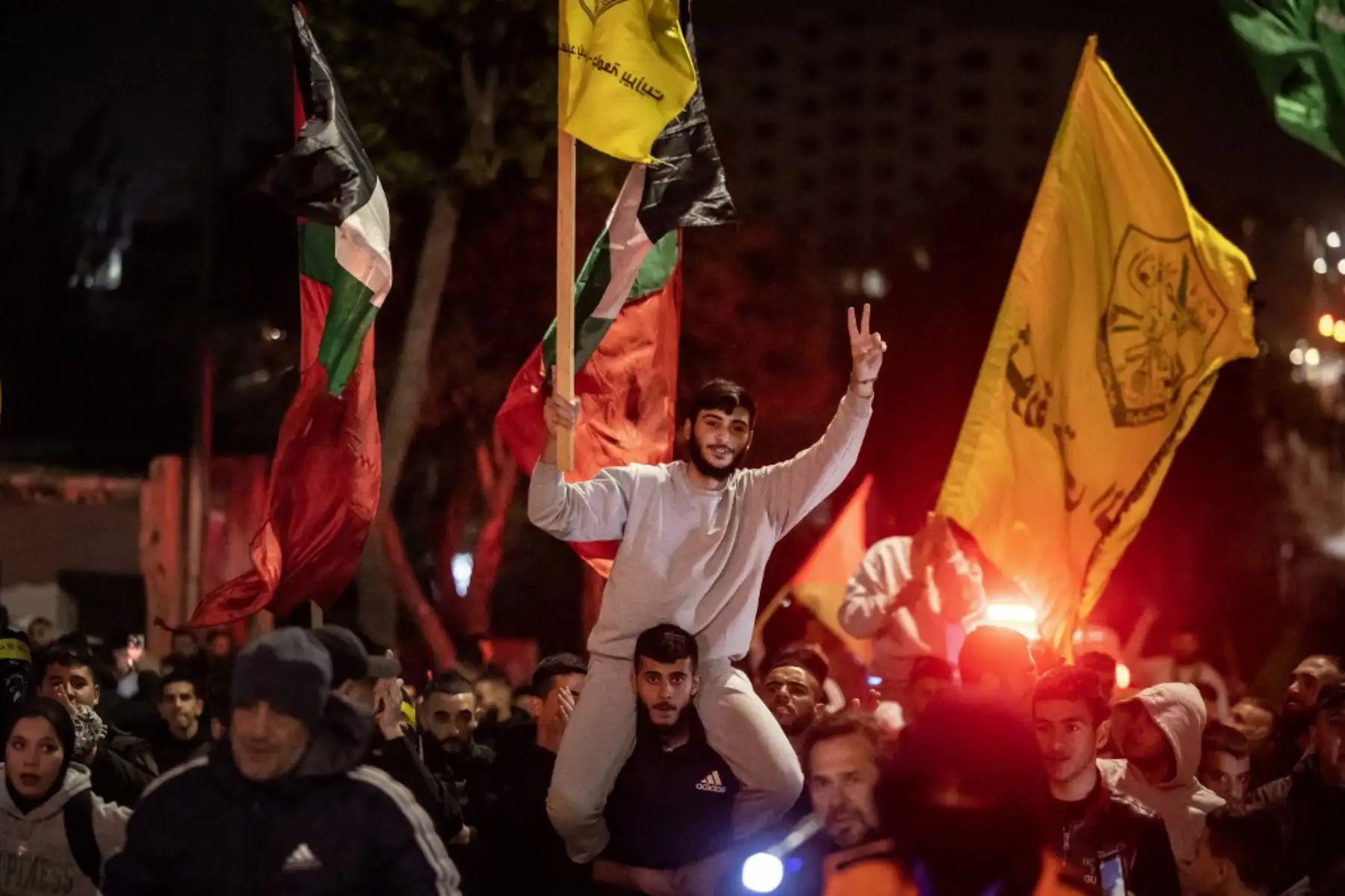 Un prisionero palestino hace gestos entre partidarios y familiares después de ser liberado de las cárceles israelíes a cambio de rehenes israelíes liberados por Hamás de la Franja de Gaza. Foto: AFP