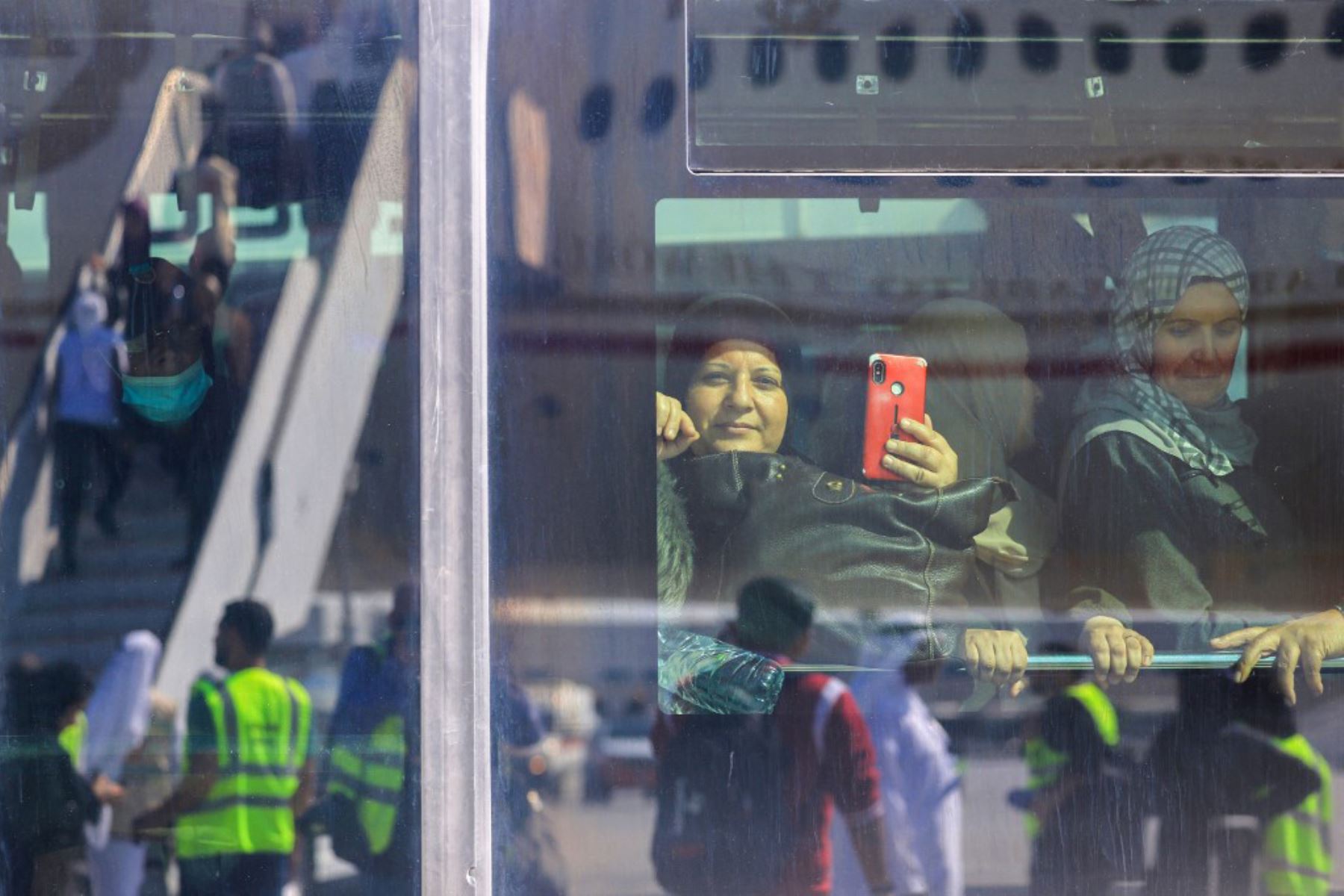 Los palestinos evacuados de la Franja de Gaza que llegaron en un avión desde el aeropuerto egipcio de El-Arish desembarcan al aterrizar en Abu Dhabi. Foto: AFP