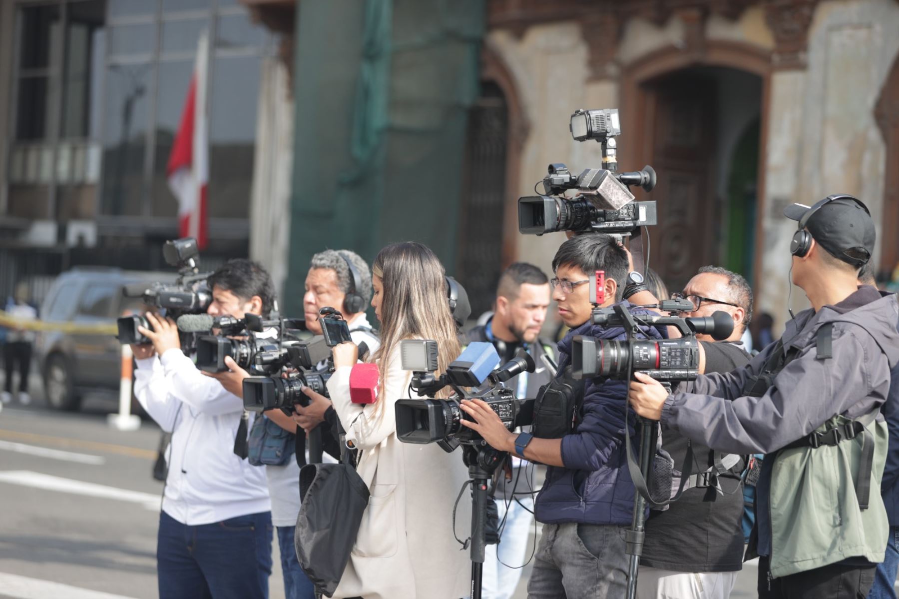 Periodistas en los exteriores de la Fiscalía de la Nación. Foto: ANDINA/ Andrés Valle
