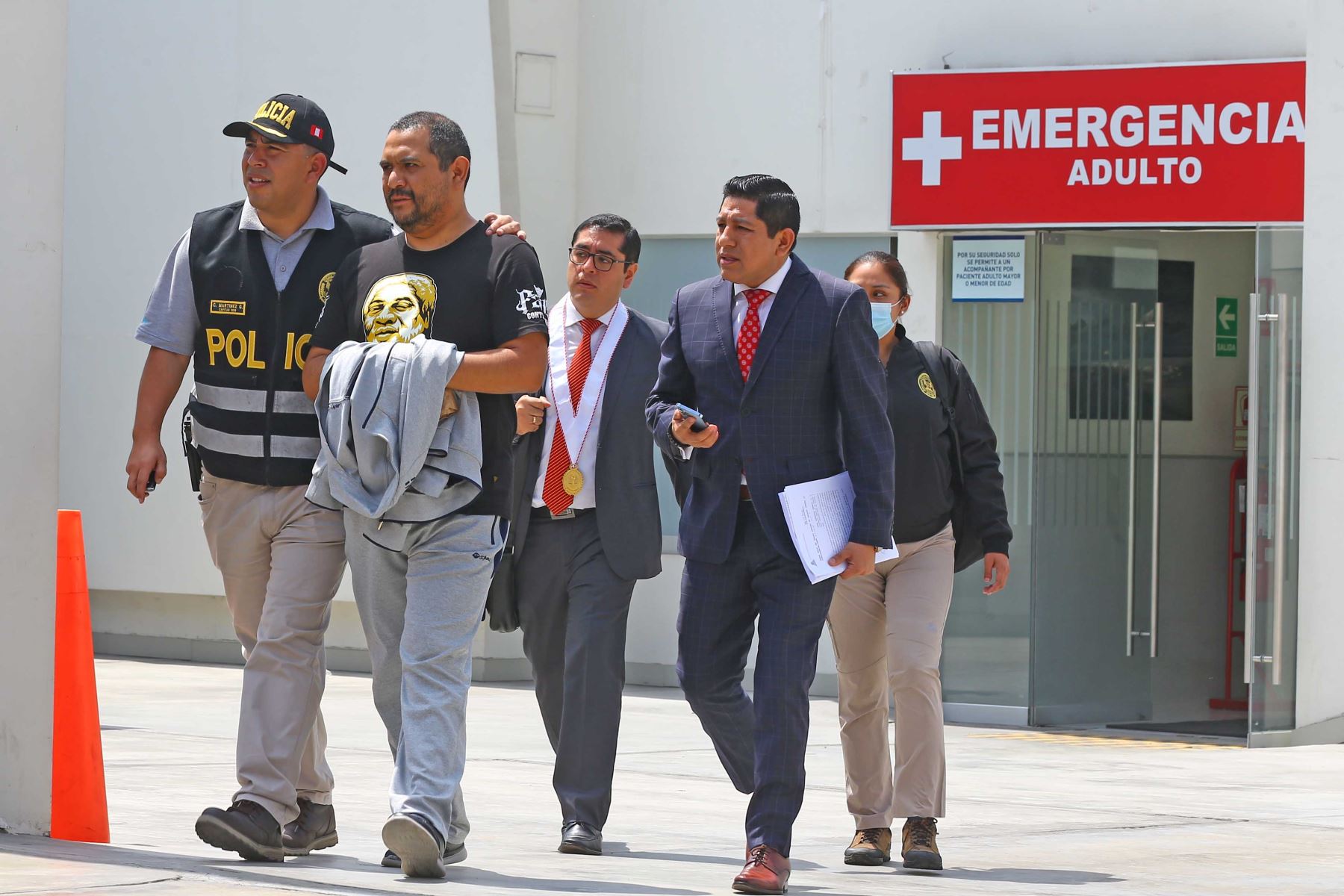 Asesor principal de la Fiscal de la Nación, Jaime Villanueva Barreto sale del área de emergencia de la clínica San Pablo. Foto: ANDINA/ Eddy Ramos