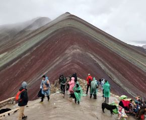 La Gercetur Cusco afirma que no están autorizados los cobros para acceder a la montaña Vinicunca. ANDINA/archivo