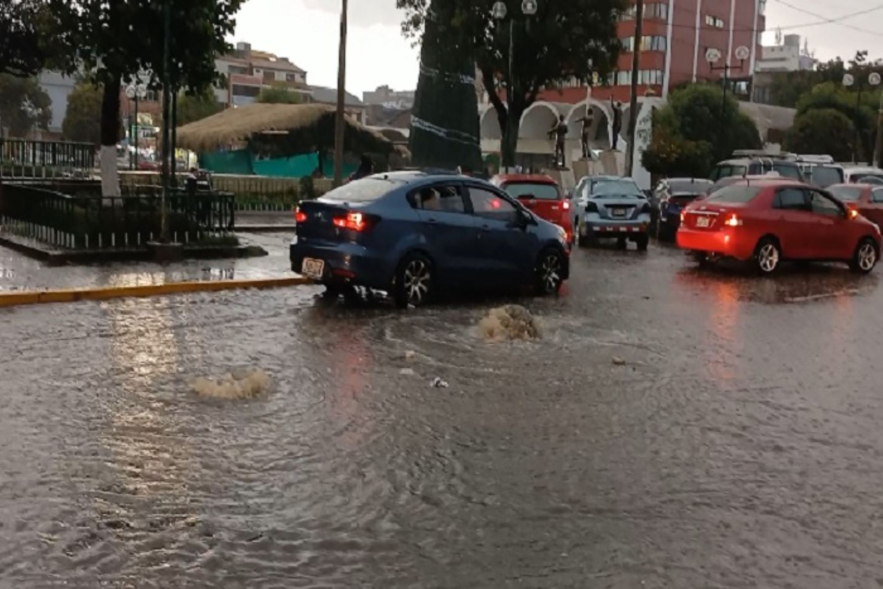 Varias calles en diferentes sectores de la urbe ubicada en la sierra de Junín se convirtieron en ríos en pocos minutos y los ciudadanos se quedaron varados al no poder cruzar la pista.