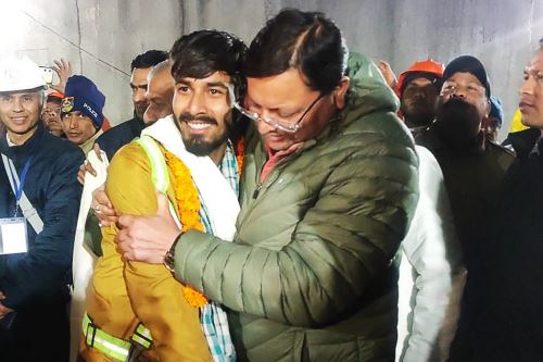 India: 41 trabajadores fueron rescatados tras estar atrapados en un túnel durante 17 días