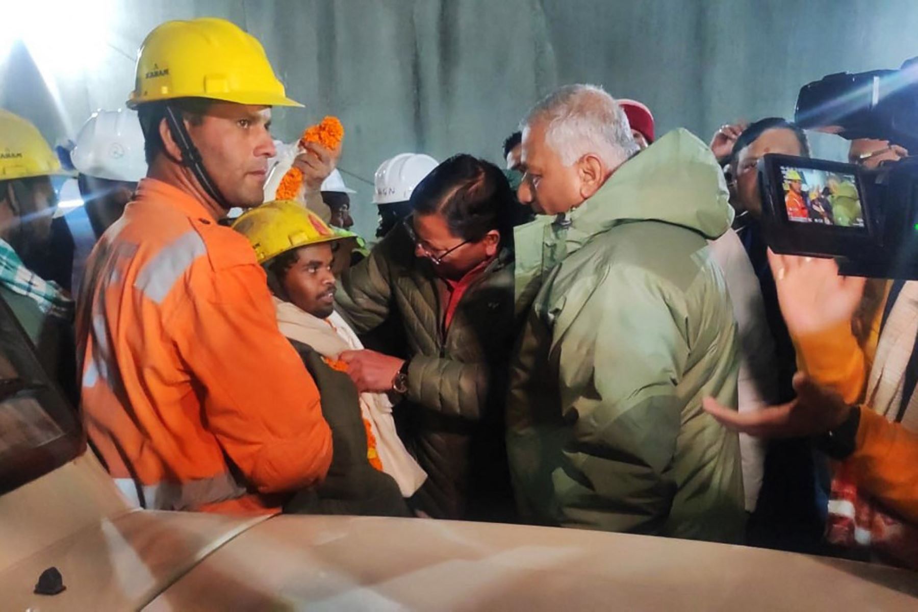 Rescatistas comenzaron a sacar al primero de los 41 hombres atrapados durante 17 días detrás de toneladas de tierra dentro de un túnel de carretera en el Himalaya, después de una operación de ingeniería maratónica para liberarlos. Foto: AFP