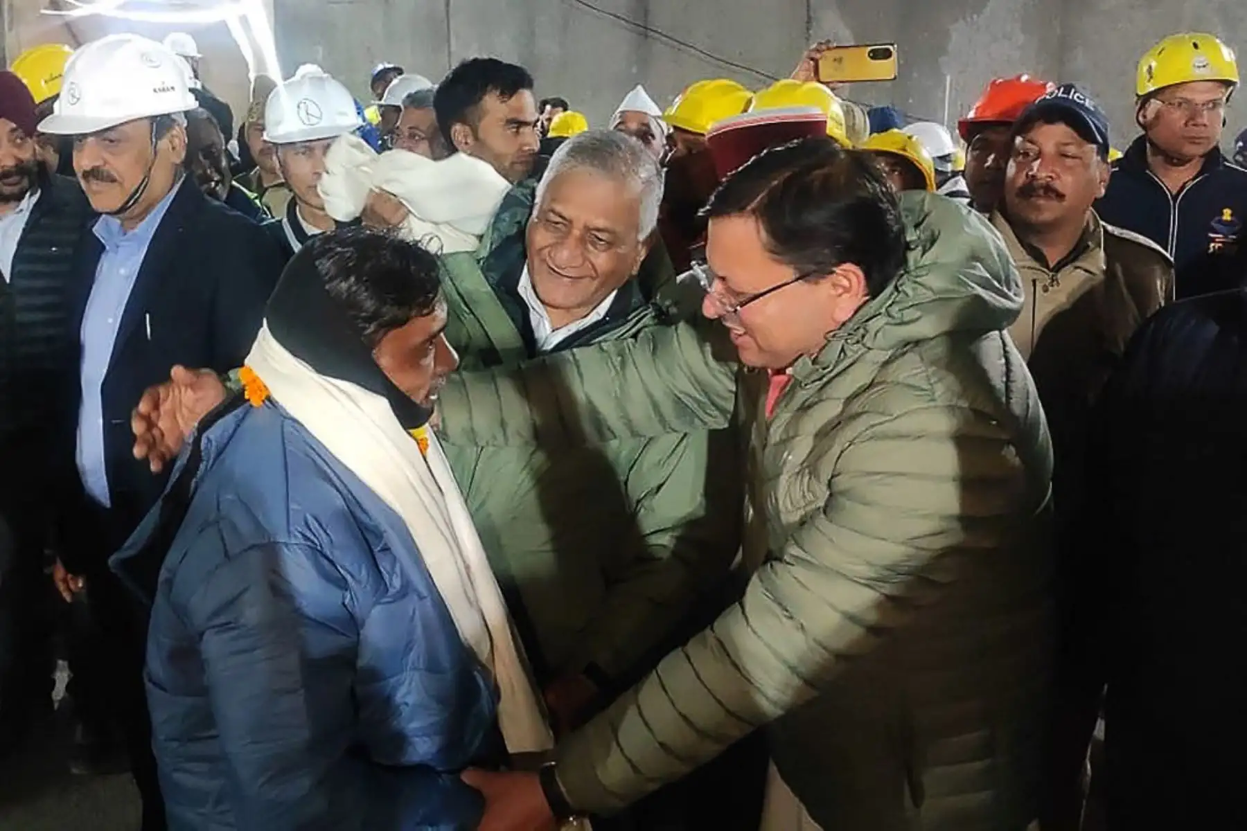 Rescatistas comenzaron a sacar al primero de los 41 hombres atrapados durante 17 días detrás de toneladas de tierra dentro de un túnel de carretera en el Himalaya, después de una operación de ingeniería maratónica para liberarlos. Foto: AFP