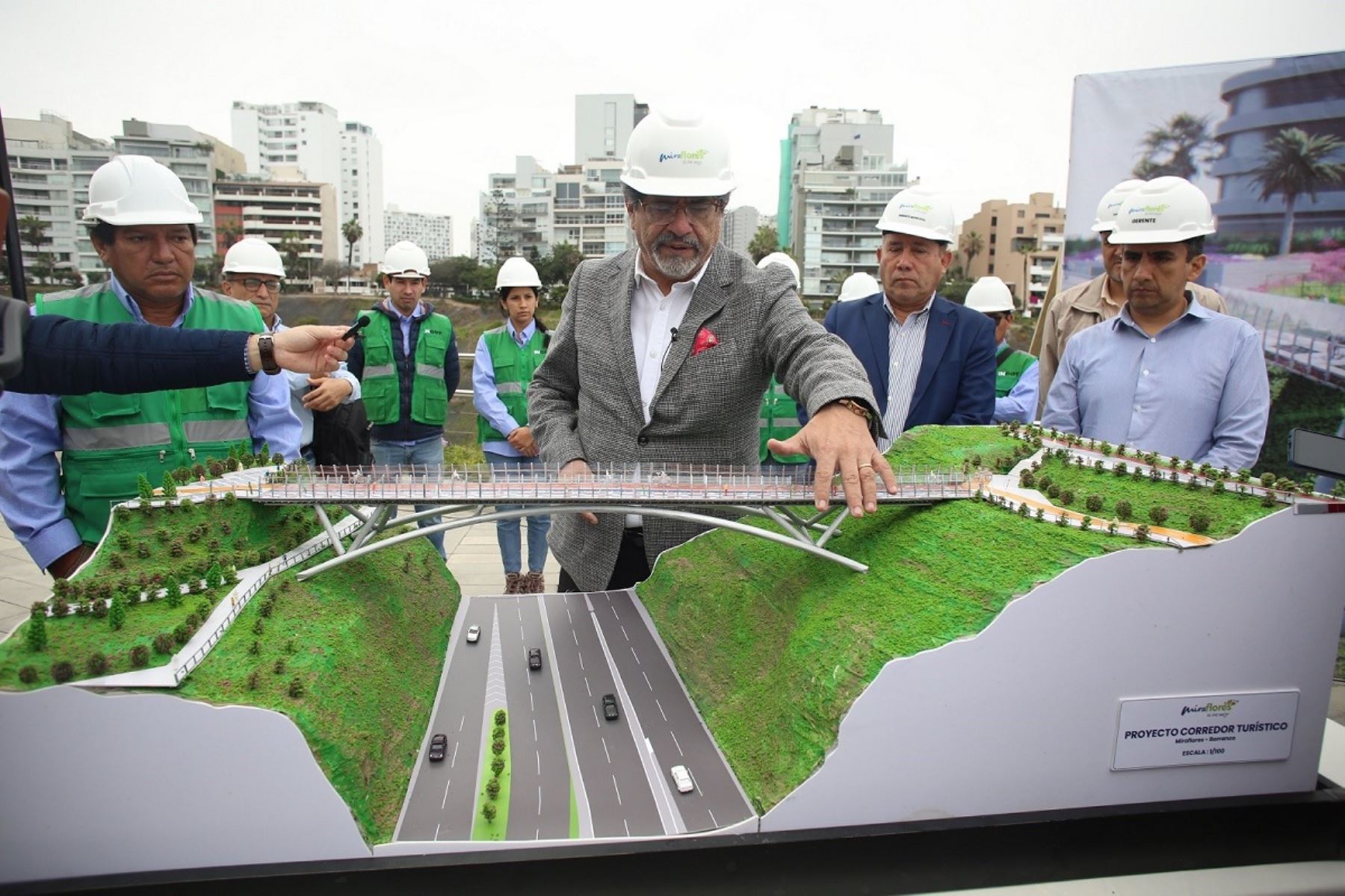 Alcalde Carlos Canales colocó primera piedra de obra del corredor turístico que unirá a Miraflores y Barranco