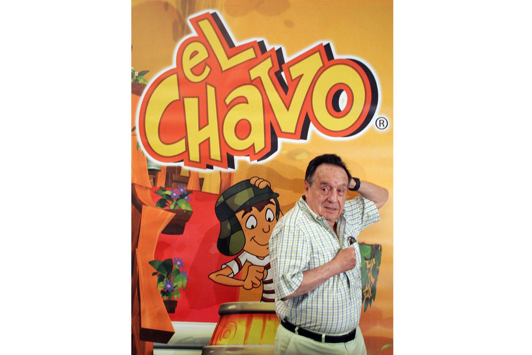 El actor Roberto Gomez Bolaños "Chespirito", creador de personajes entrañables como el Chavo del Ocho o el Chapulín Colorado, posa para fotógrafos durante el lanzamiento de "El Chavo-la serie animada" en Ciudad de México, el 10 de octubre de 2006. Foto: AFP