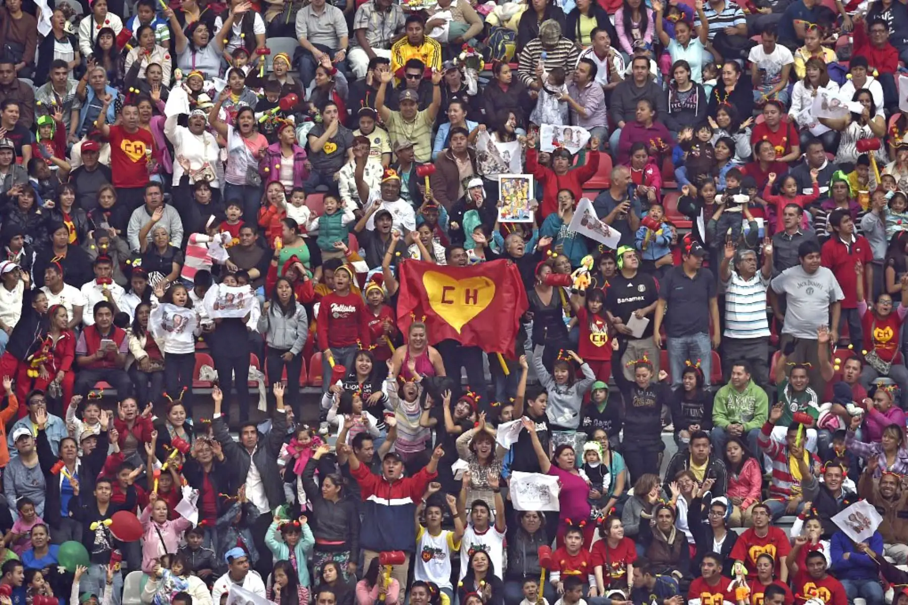 La gente espera antes de un homenaje en honor del comediante mexicano Roberto Gómez Bolaños, dos días después de su muerte, el 30 de noviembre de 2014 en el estadio Azteca con capacidad para 105.000 personas en la Ciudad de México. Foto: AFP