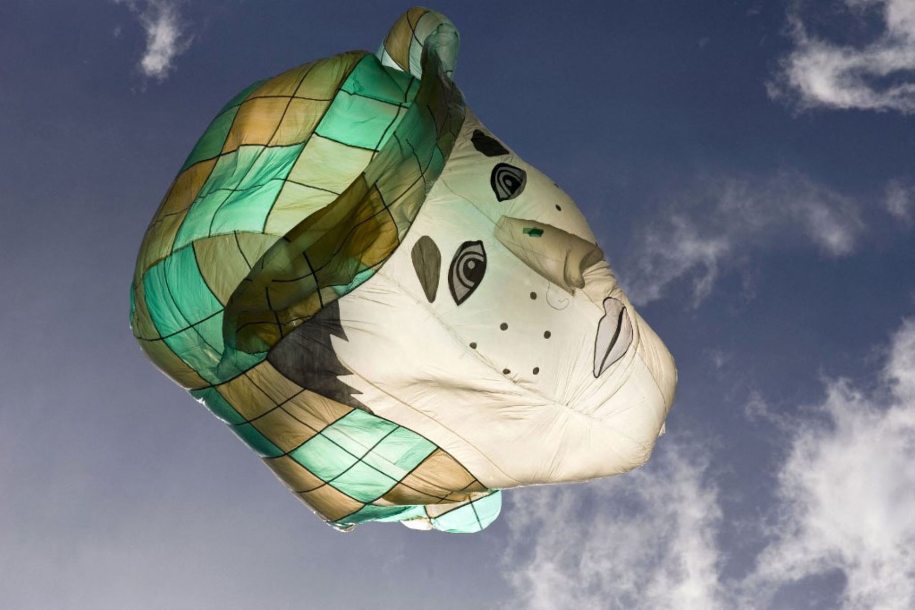 La gente vuela un globo solar que representa a "El Chavo", uno de los personajes más famosos de "Chespirito", el fallecido comediante mexicano Roberto Gómez Bolaños. Foto: AFP