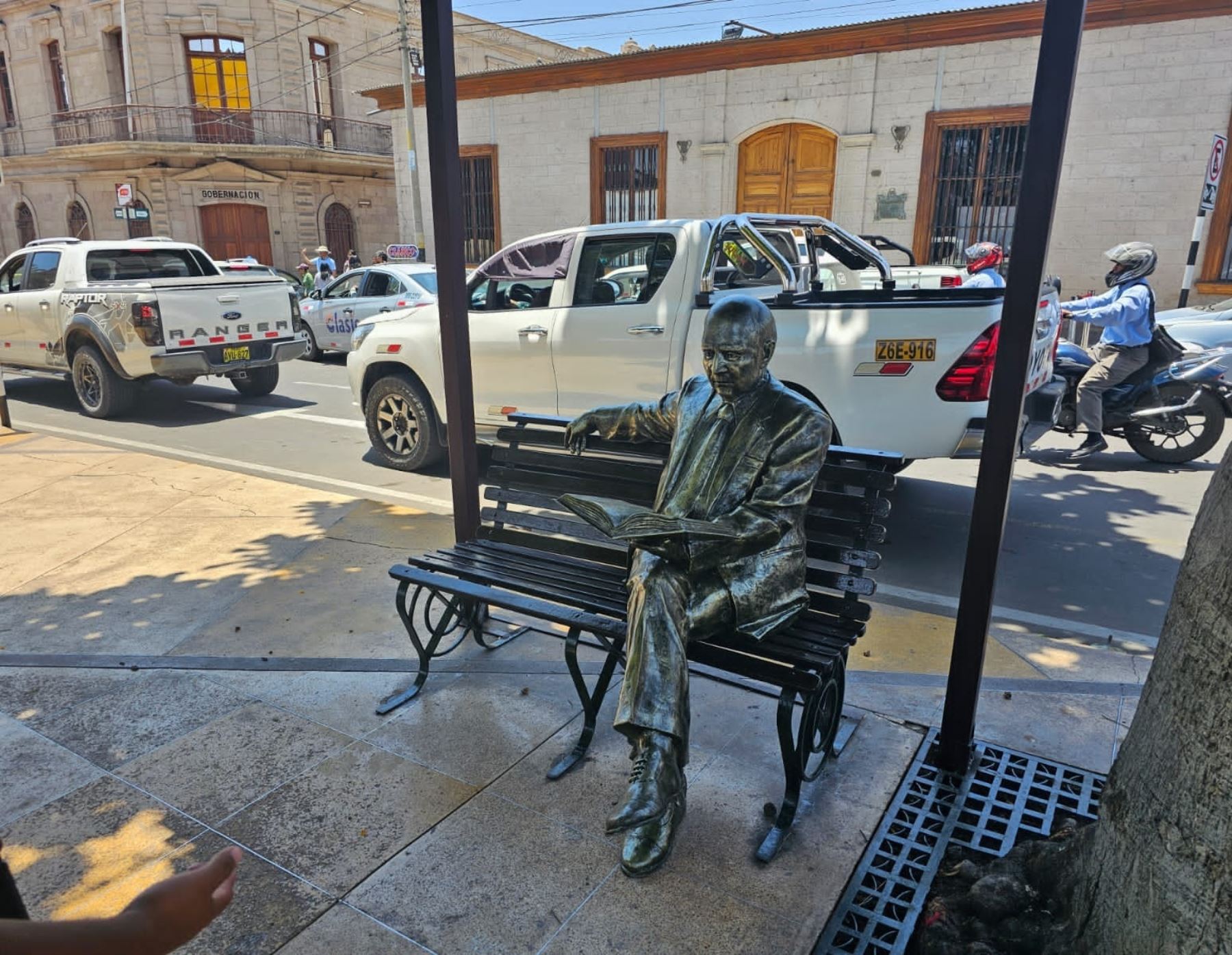 La Municipalidad Provincial de Tacna develó la escultura del historiador Jorge Basadre en el Paseo Cívico de la ciudad heroica ANDINA/Difusión