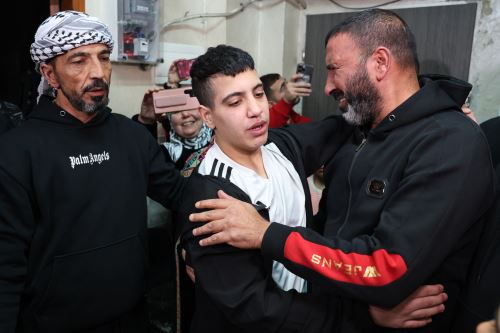 El palestino Ahmad Salaima es recibido por sus familiares a su llegada a su casa en Jerusalén Este, anexada por Israel. Foto: AFP