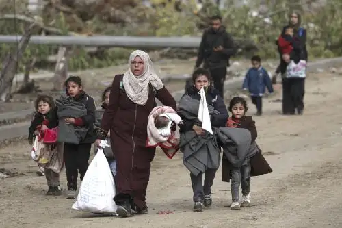 En la Franja de Gaza continúa el desplazamiento de población civil en busca de zonas seguras. Foto: EFE