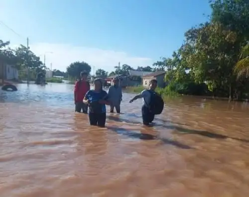 El desborde del río Ucayali causó cuantiosos daños en viviendas y en un establecimiento de salud en el distrito de Nueva Requena, región Ucayali. Foto: cortesía Zona Pucallpa Noticias/Facebook.