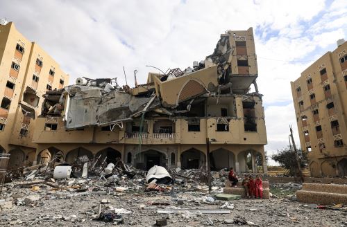 Restos de un edificio destruido por artillería israelí en la zona de Wadi Gaza. Foto: AFP
