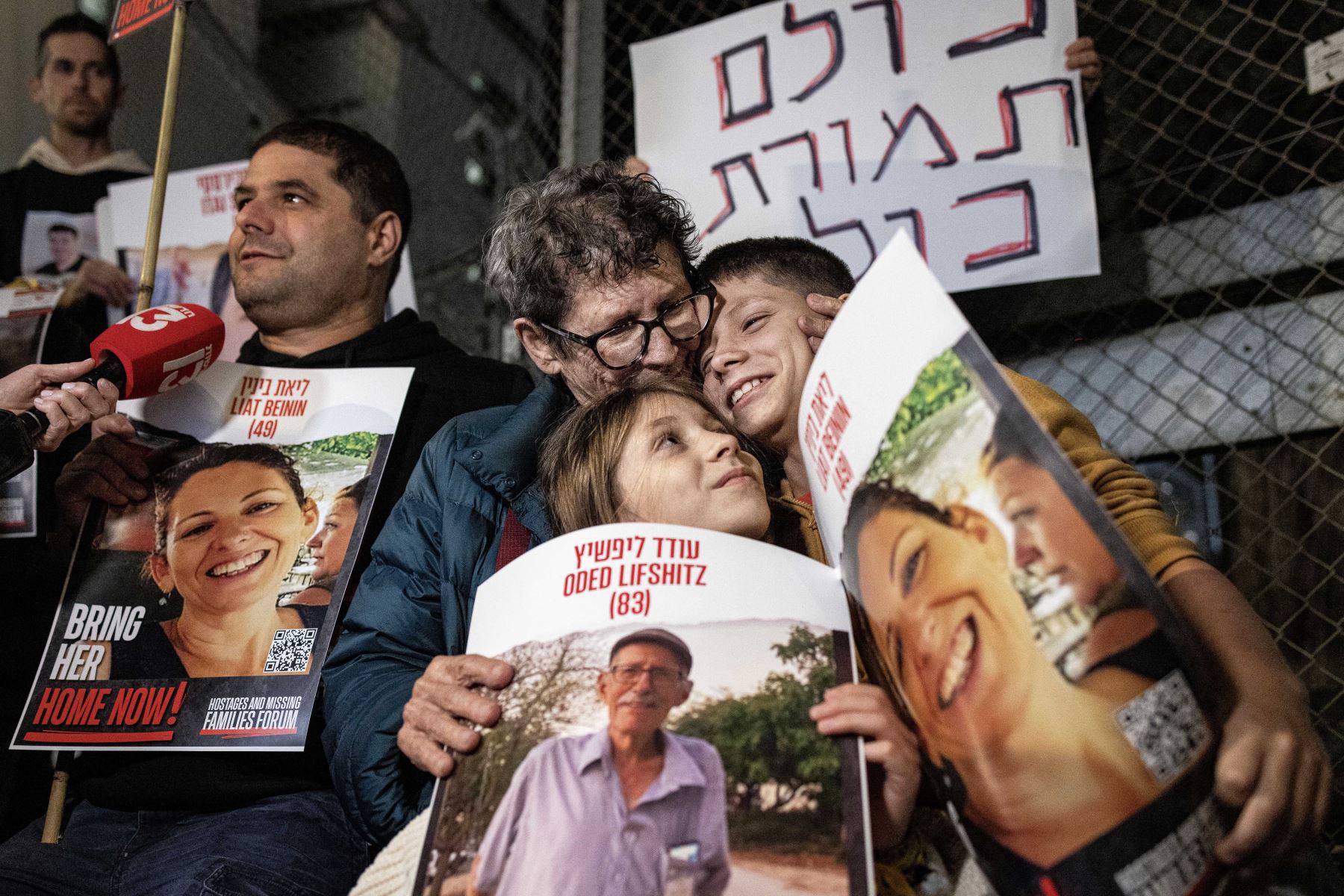 La rehén israelí liberada Yocheved Lifshitz, de 85 años, participa en una protesta con miembros de su familia frente al Ministerio de Defensa en Tel Aviv, Según se informa, su marido Oded todavía está rehén en Gaza por Hamás. Foto: ANDINA/AFP