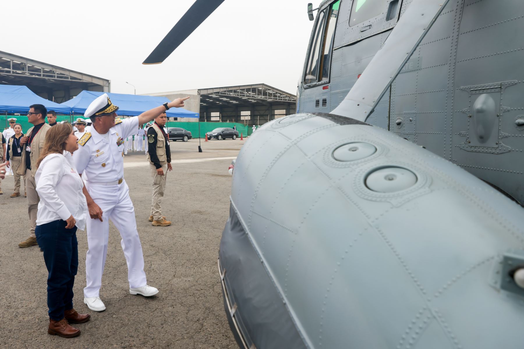 La presidenta Dina Boluarte participó en el acto de incorporación de dos helicópteros Sea King, que aumentarán la capacidad operativa de la flota aérea que posee la Marina de Guerra del Perú. Foto: ANDINA/ Prensa Presidencia