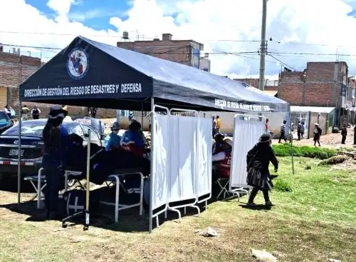 Brigadistas de intervención inicial de la Diresa Junín brindaron apoyo técnico al establecimiento de salud La Esperanza I-2 ubicado en Huancayo y que resultó afectado por una inundación a causa de las lluvias intensas. ANDINA/Difusión
