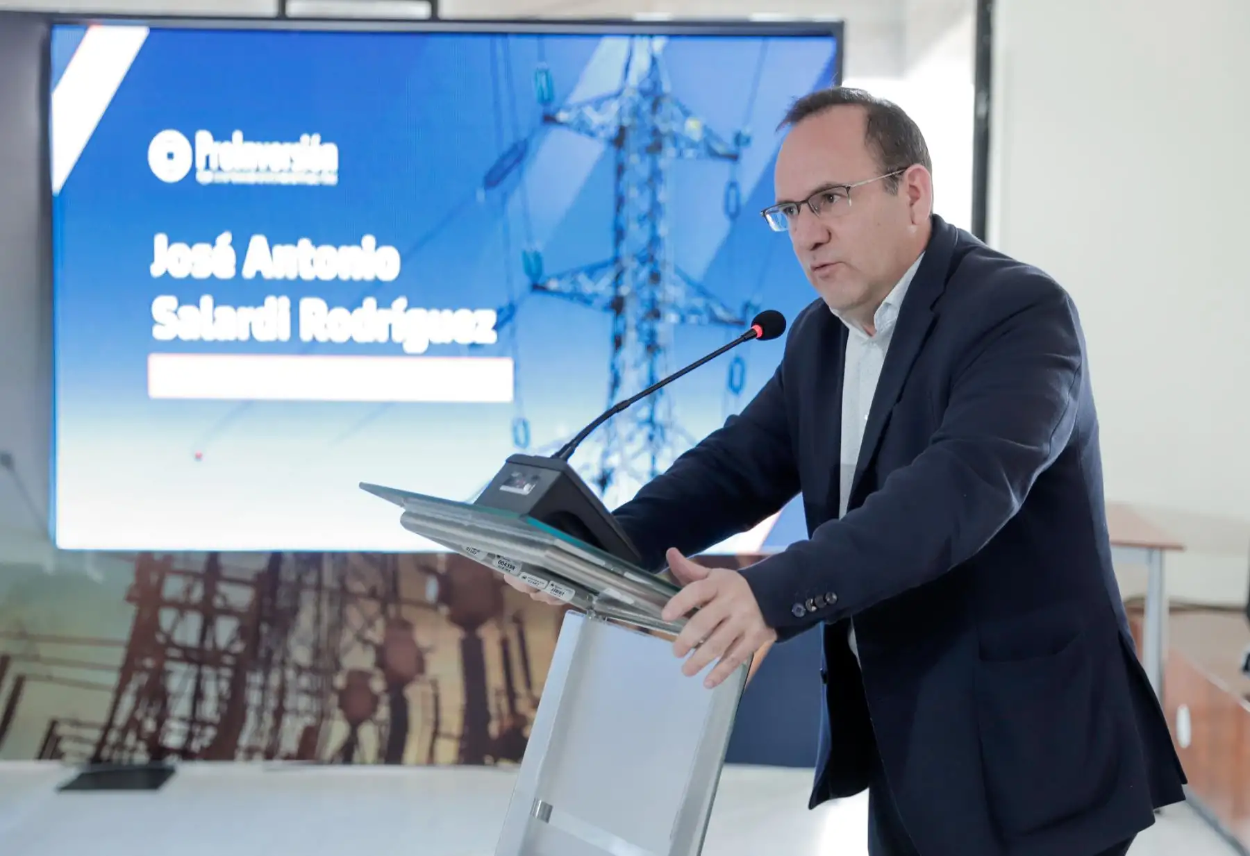 La Agencia de Promoción de la Inversión Privada (ProInversión) informó hoy que el Ministerio de Energía y Minas (Minem), en representación del Estado, y las empresas adjudicatarias de cinco proyectos eléctricos firmaron los contratos de concesión en beneficio de 5.5 millones de peruanos de San Martin, Arequipa, Lambayeque y Piura.