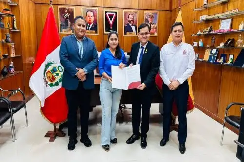 El Minem, a través de la Dirección General de Formalización Minera (DGFM), tomó parte en una ceremonia oficial de entrega de autorizaciones de inicio/reinicio de actividades a seis operaciones mineras no metálicas de pequeña escala en la Región Lambayeque.