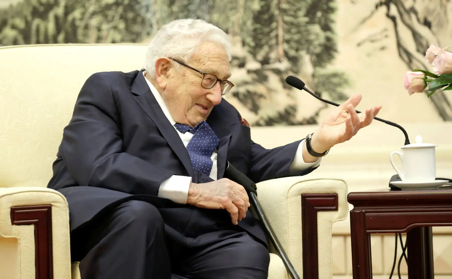 Fotografía de archivo del 22 de noviembre de 2019 donde aparece el exsecretario de Estado estadounidense Henry Kissinger durante una reunión en el Ministerio Relaciones Exteriores de China en el Gran Palacio del Pueblo, en Pekín (China). Kissinger falleció este miércoles a los 100 años de edad en su hogar en Connecticut, informaron los medios de Estados Unidos. 
Foto: EFE