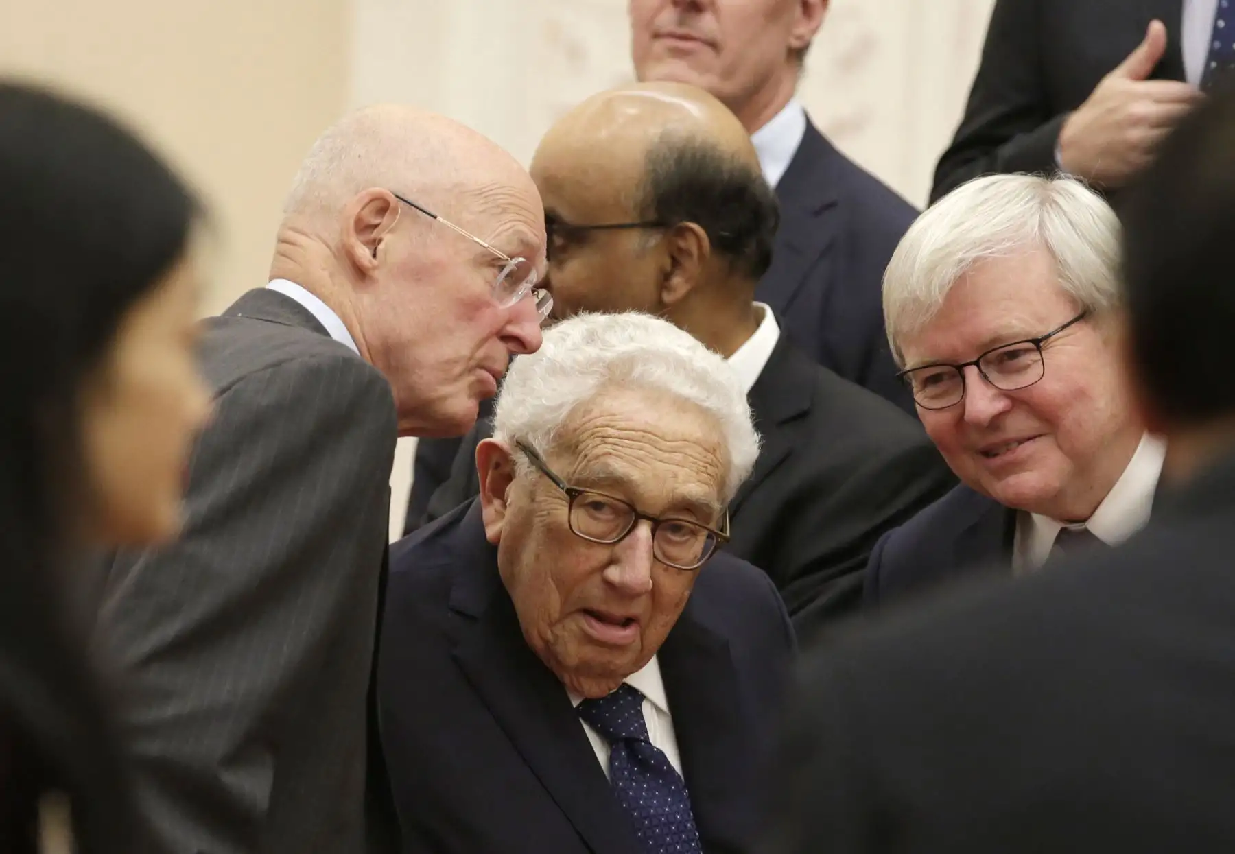 Miembros de una delegación del Foro de la Nueva Economía de 2019, el exsecretario del Tesoro de EE.UU. Henry Paulson, el exsecretario de Estado de EE.UU. Henry Kissinger y el exprimer ministro australiano Kevin Rudd en el Gran Salón del Pueblo en Beijing el 22 de noviembre de 2019.
Foto: AFP