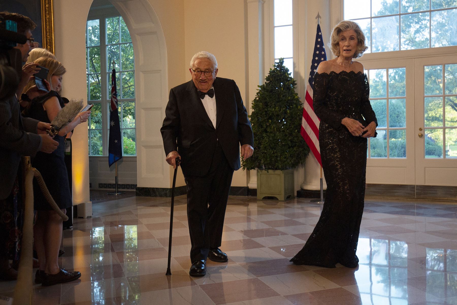 El exsecretario de Estado de Estados Unidos, Henry Kissinger , y su esposa Nancy , llegan al área de librerías de la Casa Blanca para asistir a una cena de estado en honor del primer ministro australiano, Scott Morrison, en Washington, DC, el 20 de septiembre de 2019.
Foto: AFP