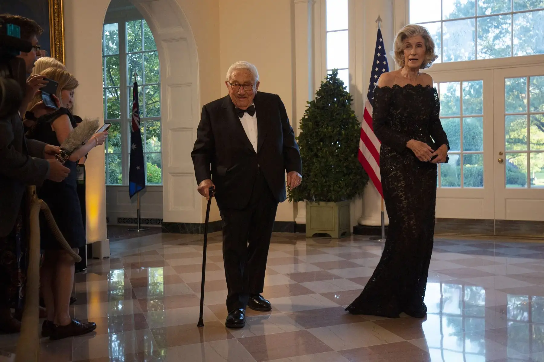 El exsecretario de Estado de Estados Unidos, Henry Kissinger , y su esposa Nancy , llegan al área de librerías de la Casa Blanca para asistir a una cena de estado en honor del primer ministro australiano, Scott Morrison, en Washington, DC, el 20 de septiembre de 2019.
Foto: AFP