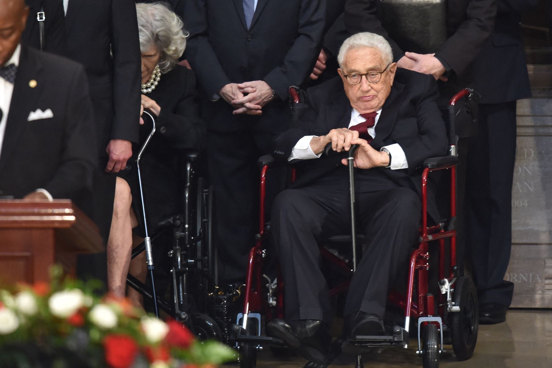 El exsecretario de Estado de los Estados Unidos, Henry Kissinger, presenta sus respetos durante las ceremonias en honor al fallecido senador estadounidense John McCain en la Rotonda del Capitolio de los Estados Unidos en Washington, DC, el 31 de agosto de 2018.
Foto: AFP