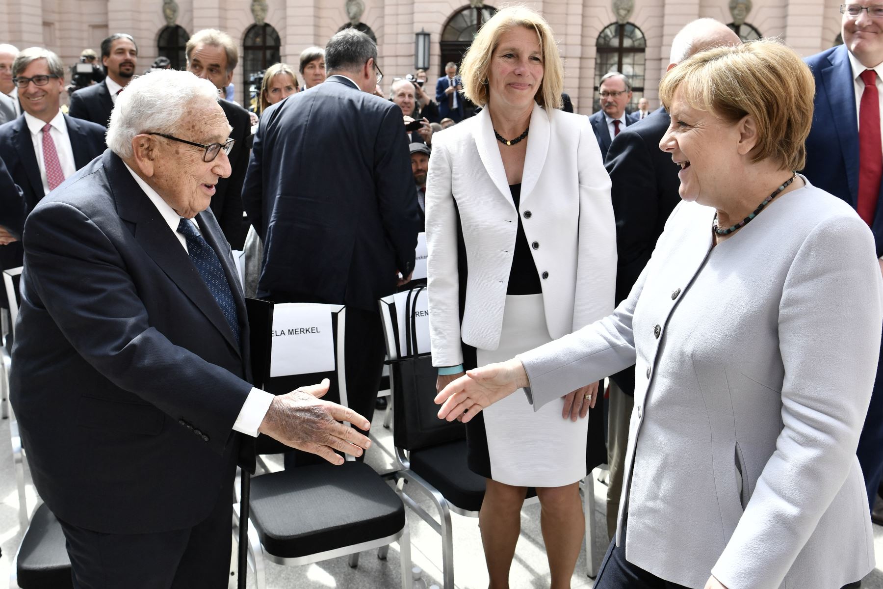 El ex Secretario de Estado estadounidense Henry Kissinger  saluda a la canciller alemana Angela Merkel  cuando llega a una conferencia titulada "70 años del Plan Marshall" organizada por el Fondo Marshall alemán de los Estados Unidos en el Deutsches Historisches Museum de Berlín el 21 de junio de 2017.
Foto: AFP