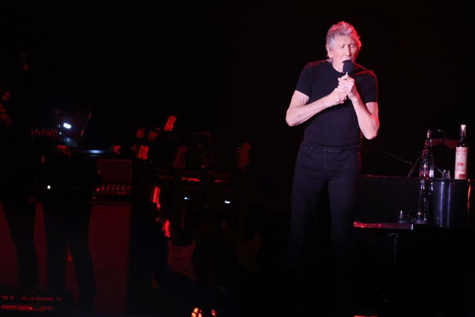 El mítico músico de la banda de rock Pink Floyd , Roger Waters, se presenta en el Estadio Nacional de Lima ante miles de seguidores peruanos en el marco de su gira This is Not a Drill Tour. 
Foto: ANDINA/Juan Carlos Guzmán