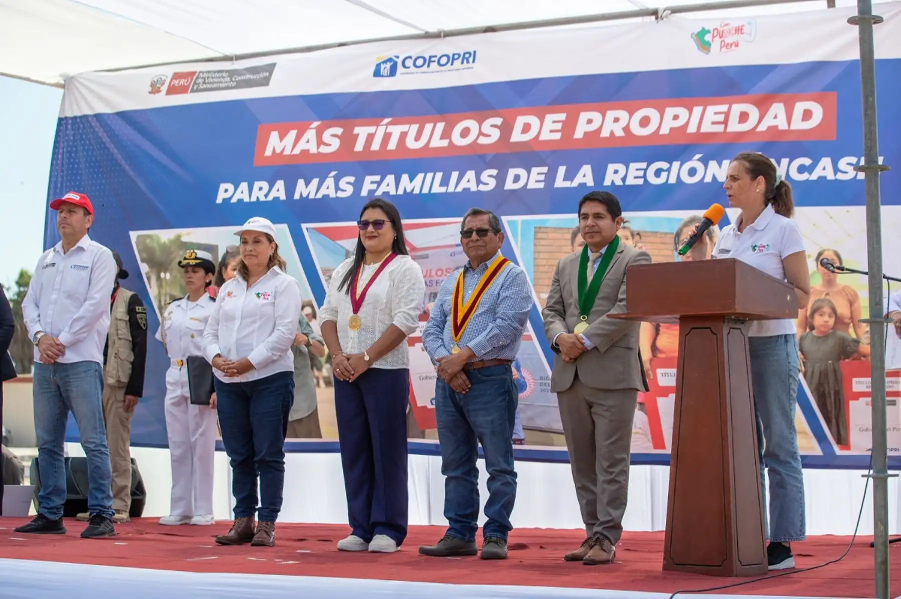 Ministra de Vivienda, Construcción y Saneamiento, Hania Pérez de Cuéllar, participó en la entrega de títulos de propiedad en Ancash, con la Presidenta de la República, Dina Boluarte. Foto: Cortesía.