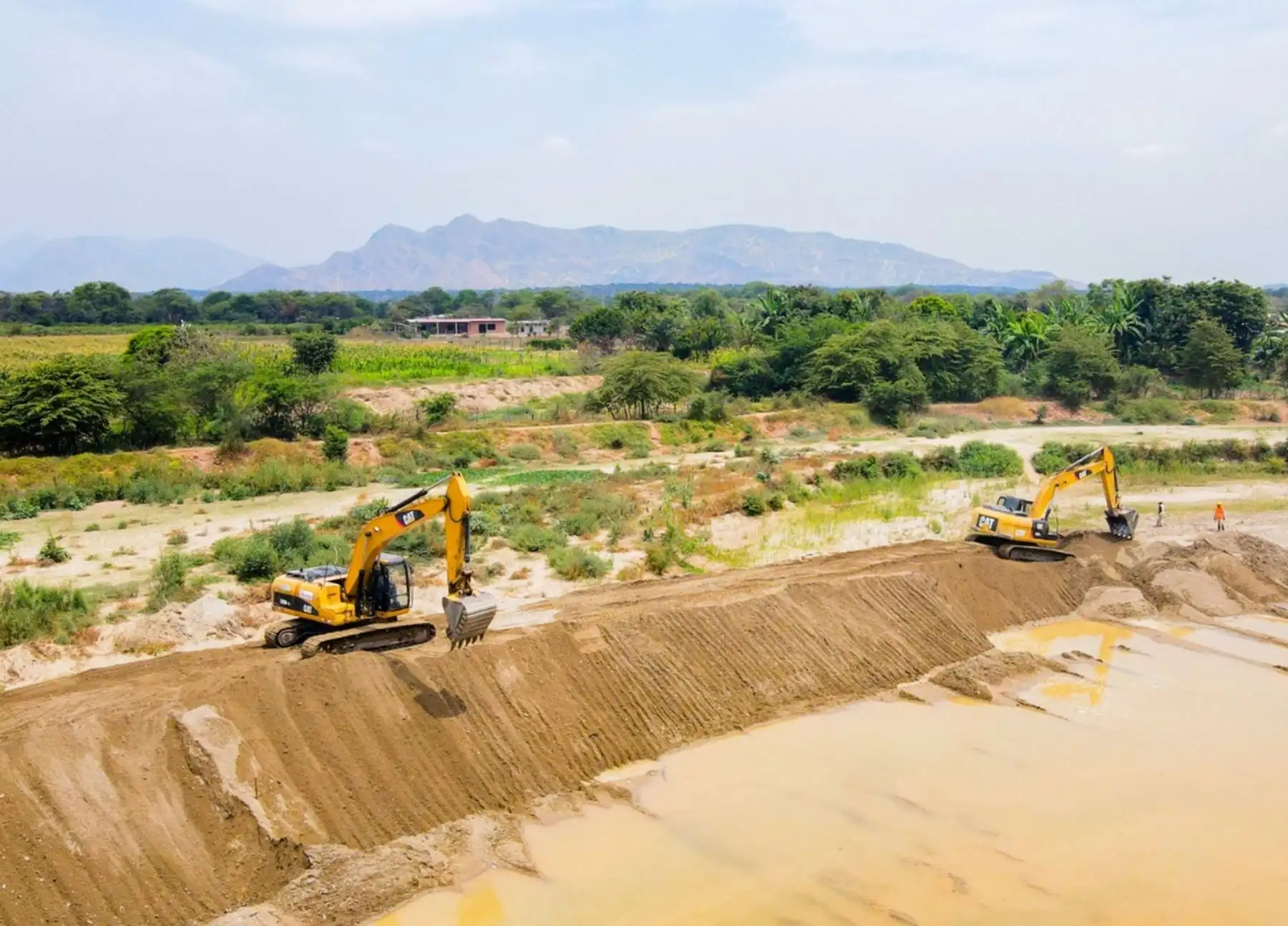 Un avance del 70 % registran los trabajos de descolmatación que se ejecutan en el río La Leche para evitar desbordes en el interior del Santuario Histórico Bosque de Pómac. ANDINA/Difusión