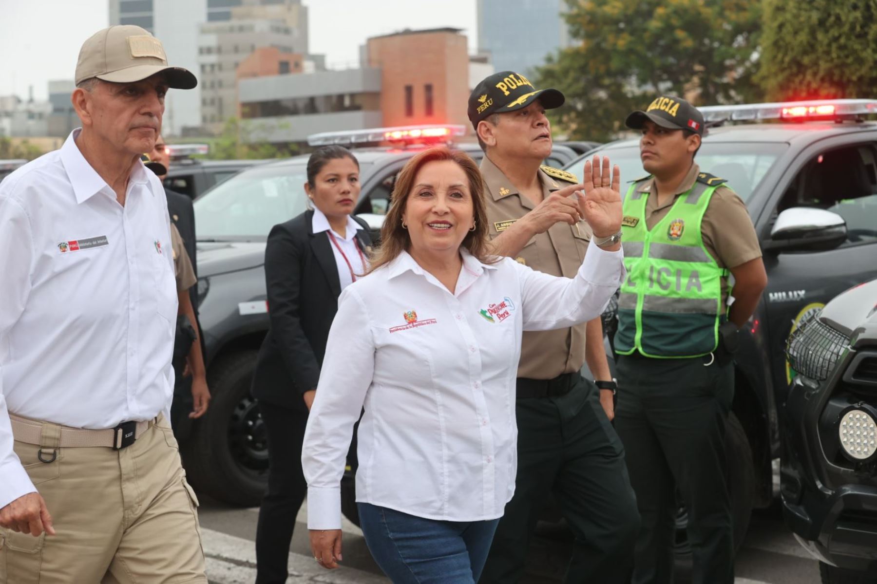 La mandataria Dina Boluarte participa en la ceremonia de entrega de vehículos para la Policía, que ayudarán a fortalecer las acciones contra la delincuencia en Lima y Callao. Foto: ANDINA/ Juan Carlos Guzmán