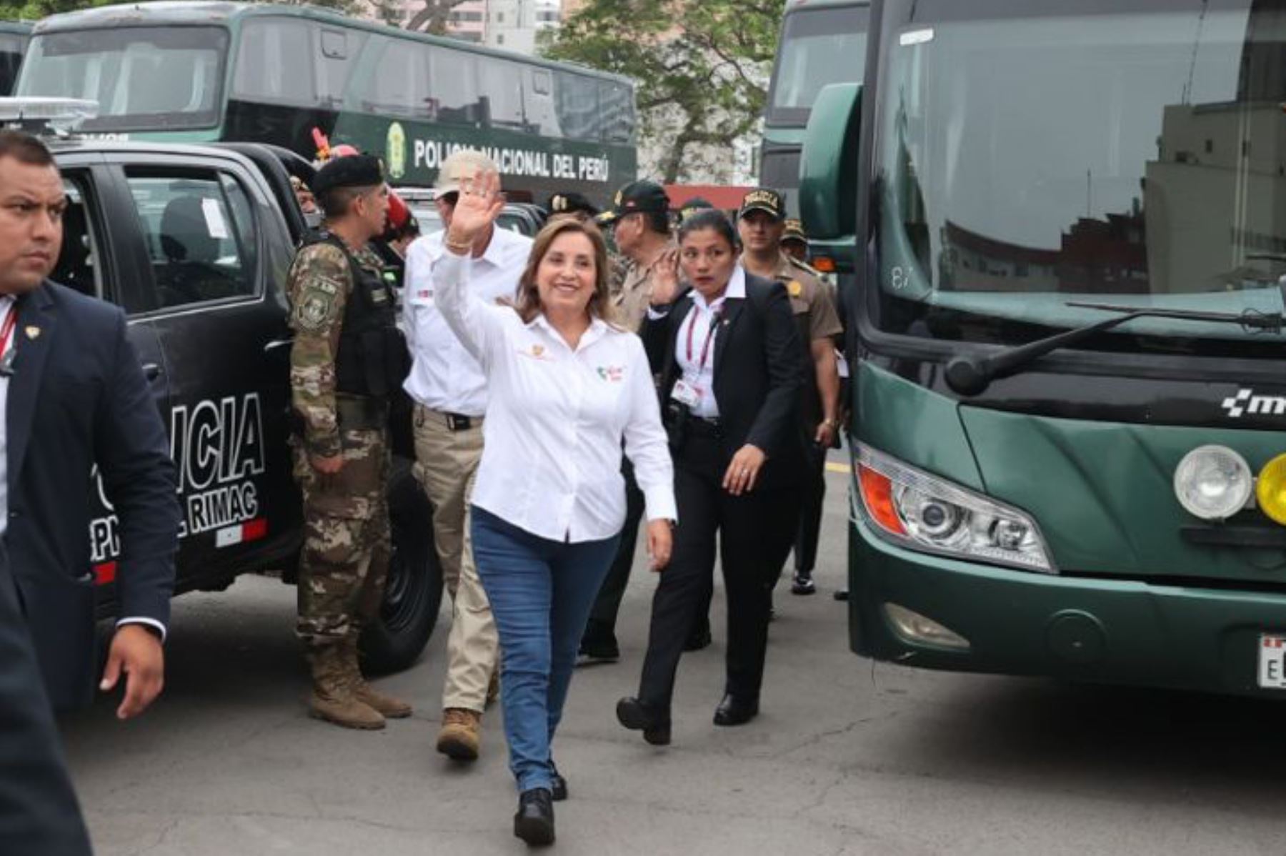La mandataria Dina Boluarte participa en la ceremonia de entrega de vehículos para la Policía, que ayudarán a fortalecer las acciones contra la delincuencia en Lima y Callao. Foto: ANDINA/ Juan Carlos Guzmán