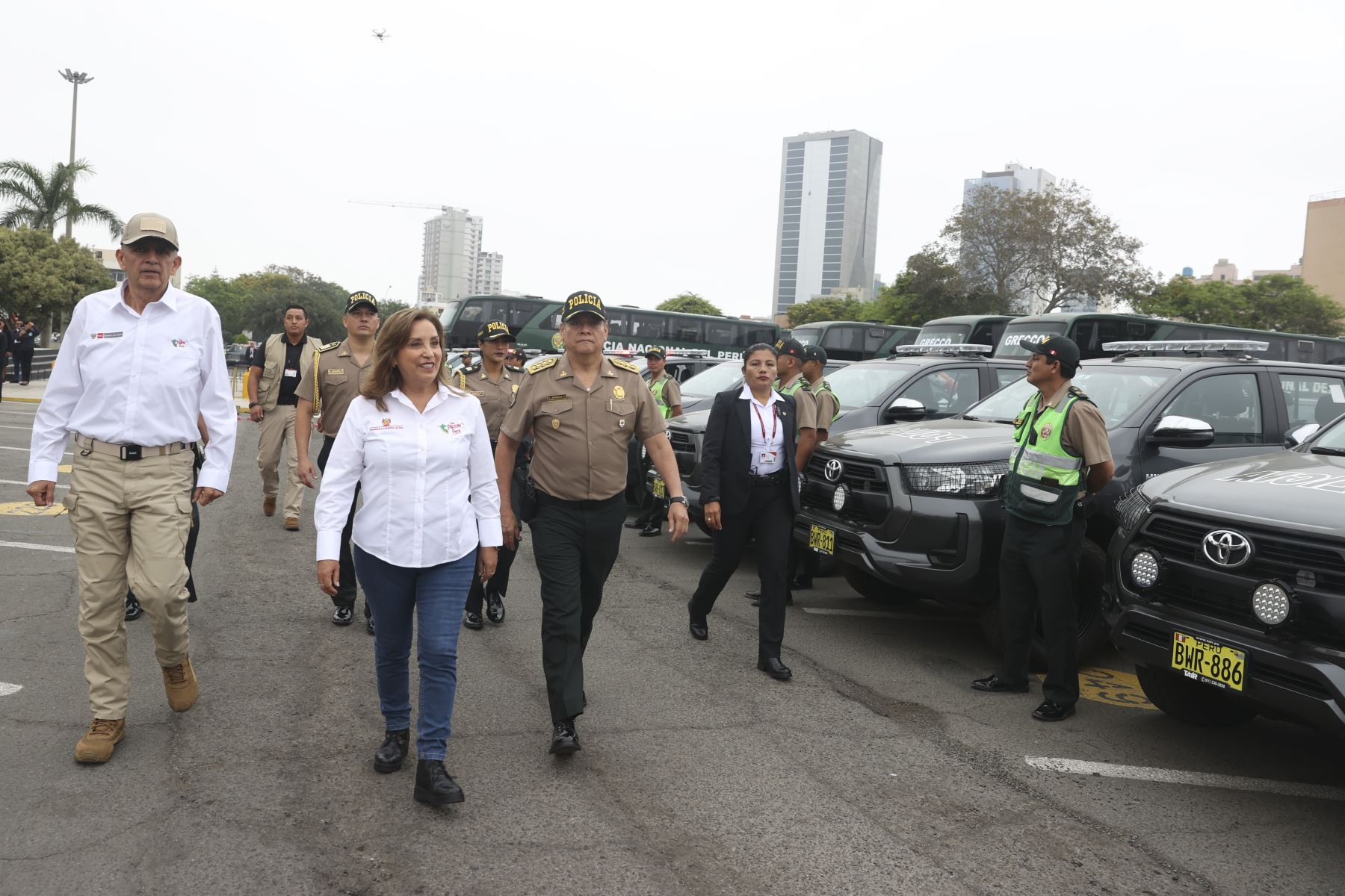 La mandataria Dina Boluarte participa en la ceremonia de entrega de vehículos para la Policía, que ayudarán a fortalecer las acciones contra la delincuencia en Lima y Callao. Foto: ANDINA/ Prensa Presidencia