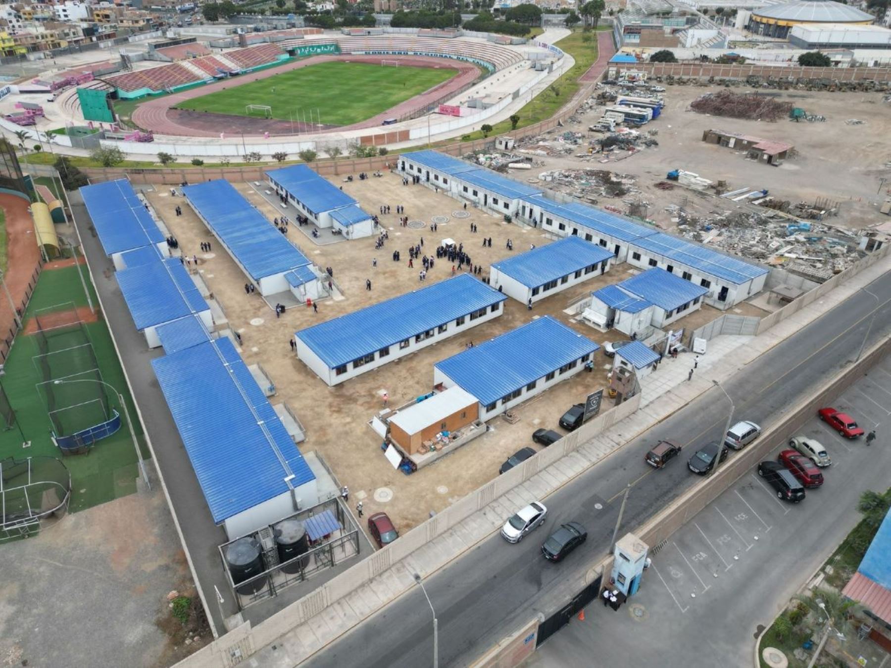 Ministra de Educación inaugura la escuela temporal que albergará a más de 1900 alumnos de la institución educativa General Prado del Callao mientras se construye la moderna Escuela Bicentenario donde estudiarán el próximo año. Foto: Difusión