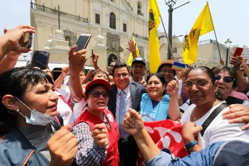 "Anuncio la aprobación del presupuesto para el aumento completo de las remuneraciones de nuestros profesionales de la salud", dijo el ministro. Foto: ANDINA/Difusión